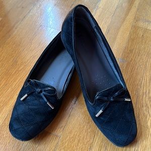 White Mountain black quilted suede shoes